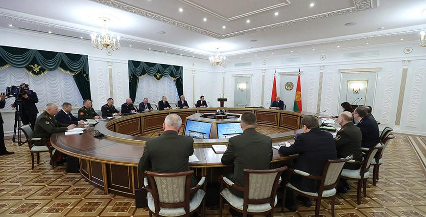 От нацбезопасности и народного ополчения до стрельбы по мишеням в снегопад. Подробности интригующей недели Президента