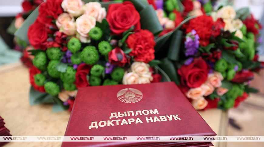 Лукашенко вручил дипломы доктора наук и аттестаты профессора