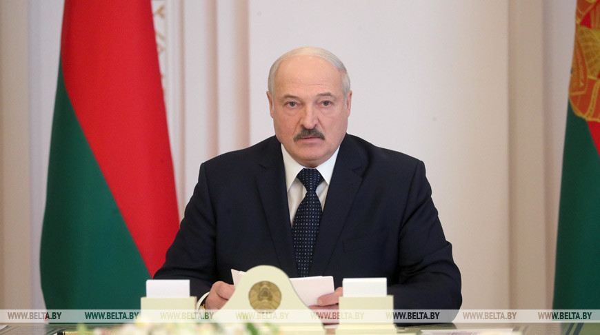 Лукашенко правительству: если не решите проблемы с наличием масок, вместо вас будут работать другие