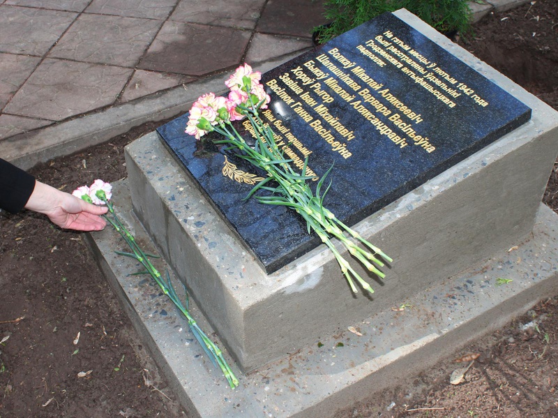 В форту № 2 в деревне Наумовичи Гродненского района состоялся торжественный митинг по установке Памятного знака героям-подпольщикам