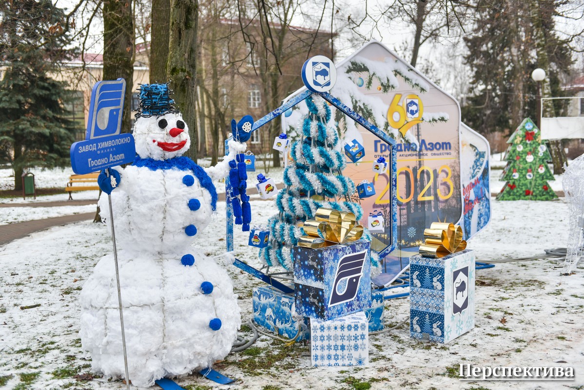 В Гродно открылась аллея дизайнерских новогодних ёлок
