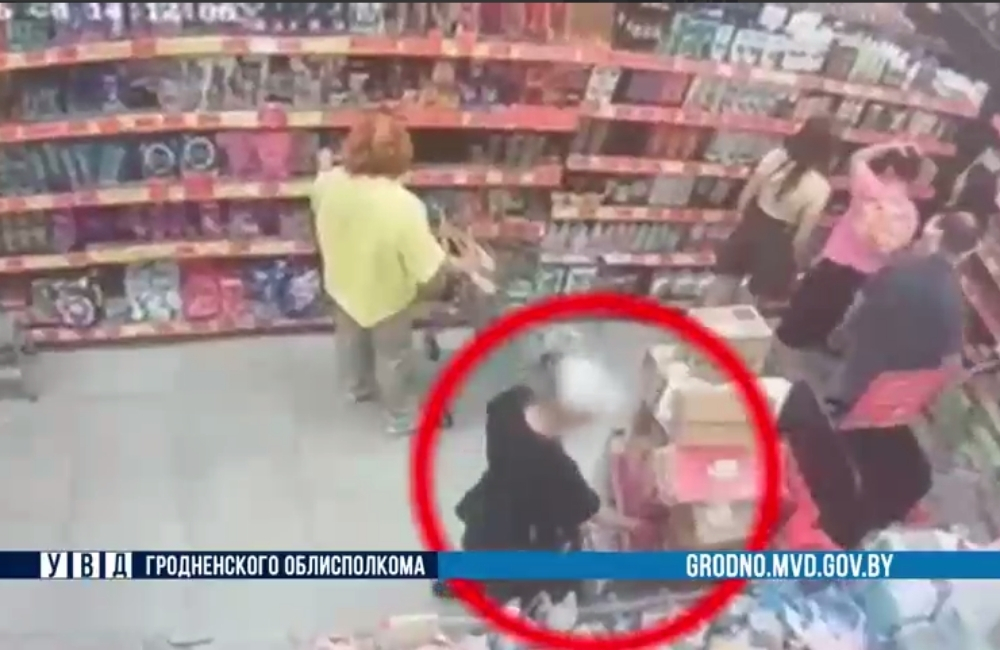 В Гродно мужчина незаметно вынес из магазина партию дезодорантов В Гродно мужчина незаметно вынес из магазина партию дезодорантов