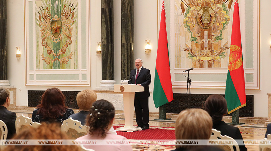 "Спасибо за все, что делаете для страны и народа" - Александр Лукашенко вручил госнаграды и генеральские погоны