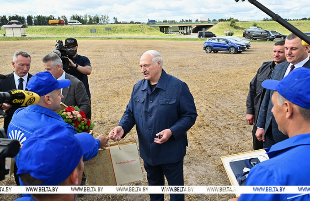 Лукашенко приехал на поле в Минском районе - поблагодарить передовиков жатвы за высокие показатели Лукашенко приехал на поле в Минском районе - поблагодарить передовиков жатвы за высокие показатели