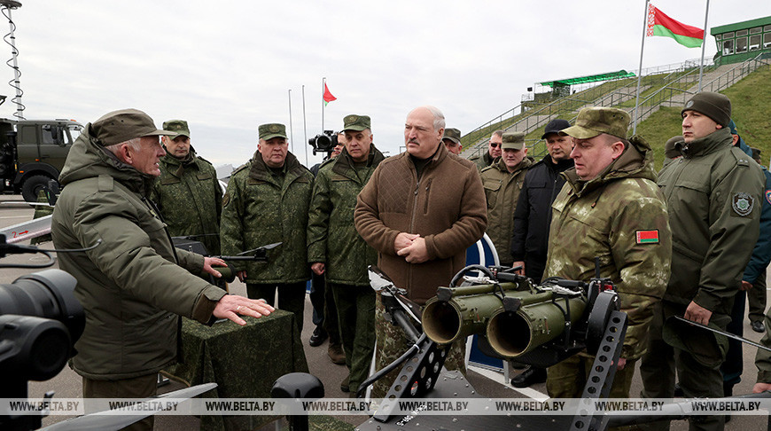 "Нежелательно, чтобы они воевали в Украине: все-таки свои люди". Александр Лукашенко ознакомился с белорусскими беспилотниками