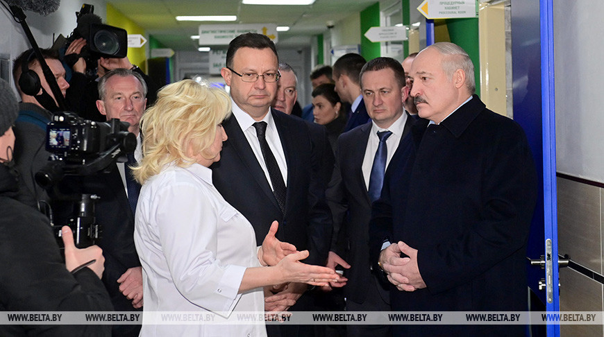 "Будем надеяться, что вышли на плато" - Александр Лукашенко посещает районную больницу в Столбцах