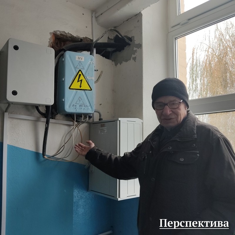 Дыры в стенах и протекающая канализация. Капитальный ремонт дома по улице Зеленой в Скиделе начали, но не завершили