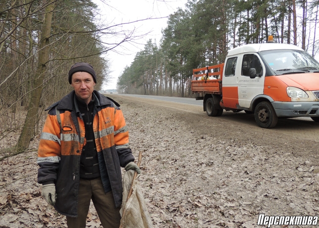 Гродненские дорожники в роли сборщиков мусора