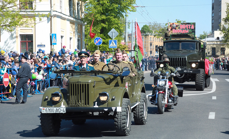 "Пробег Победы" в Гродно: оригинальный мотоцикл военного времени и автомобиль-амфибия