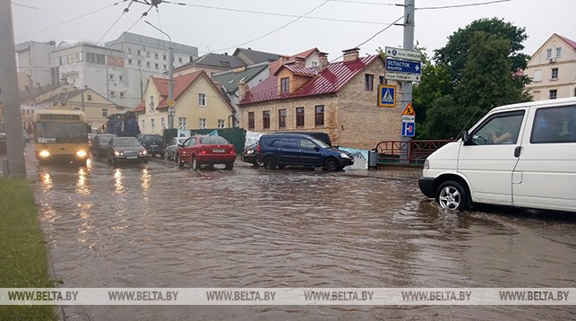 В Гродно сильный дождь подтопил некоторые улицы (+видео)