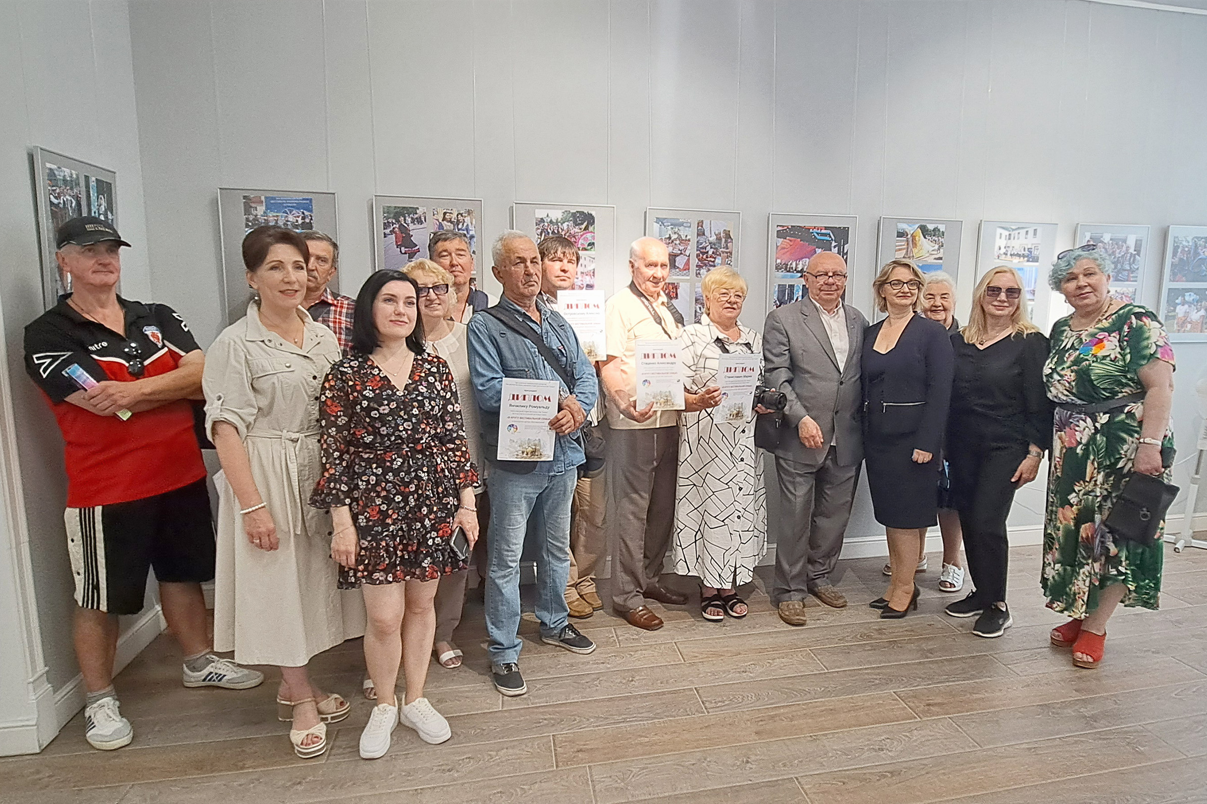 Выставка воспоминаний. В Гродно открылась фотовыставка «В кругу фестивальной семьи»