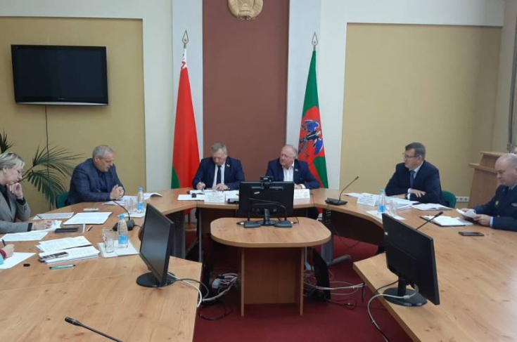 Виктор Лискович провёл совместную прямую телефонную линию и приём граждан в Новогрудском районе