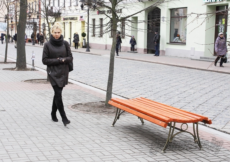 Присядем на Советской. На пешеходной улице Гродно установят скамейки