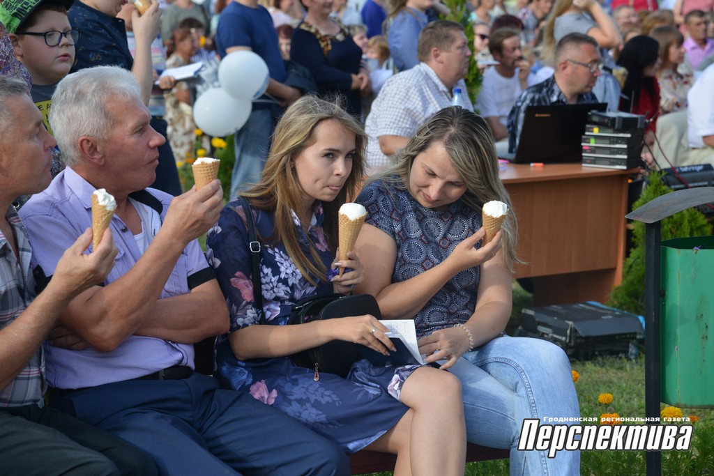 На праздник мороженого в агрогородок Путришки приехали Александр Солодуха и Саша Немо