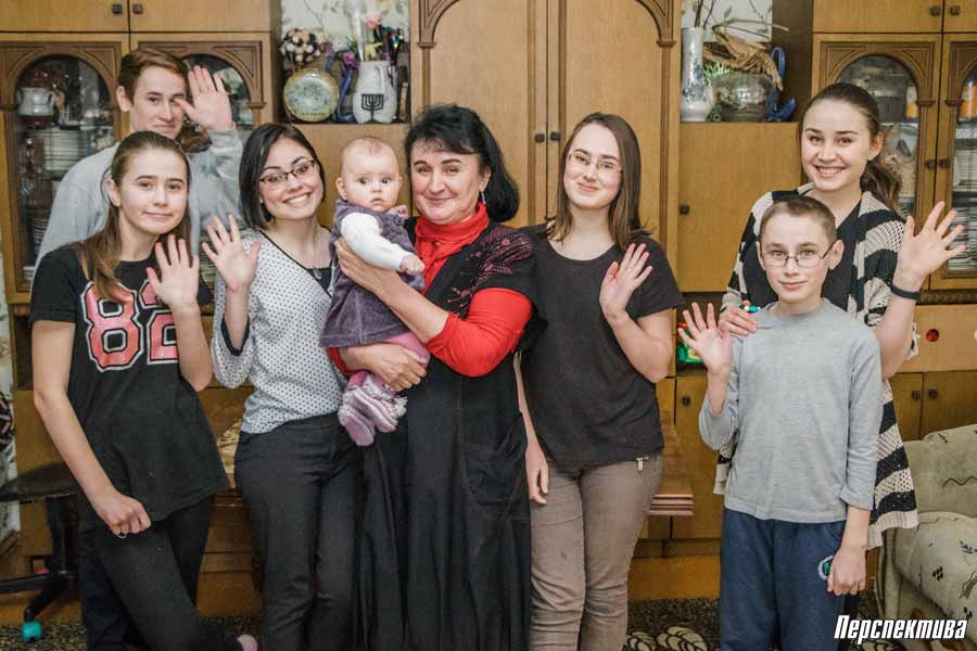 Сегодня День матери. Сердечно поздравляем Вас с праздником!
