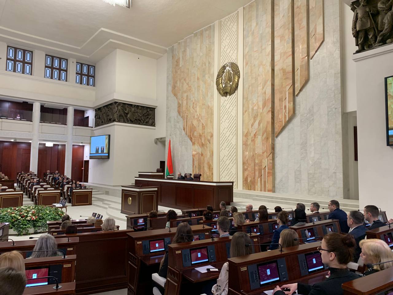 В Овальном зале проходит встреча депутатов Палаты представителей с авторами книги «Наш Президент» А.М.Радьковым и А.Н.Карлюкевичем