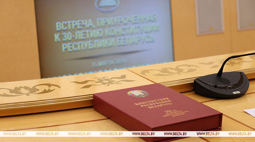 "В стране - бардак". Лукашенко напомнил, в каких условиях писалась Конституция 1994 года