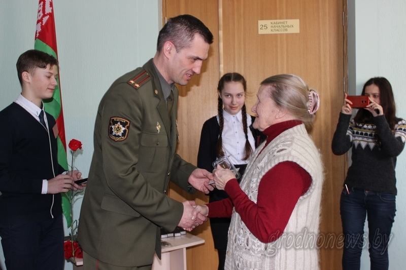 Юбилейные медали «100 год Узброеным Сілам Рэспублікі Беларусь» вручены ветеранам Великой Отечественной войны в Ленинском районе Гродно