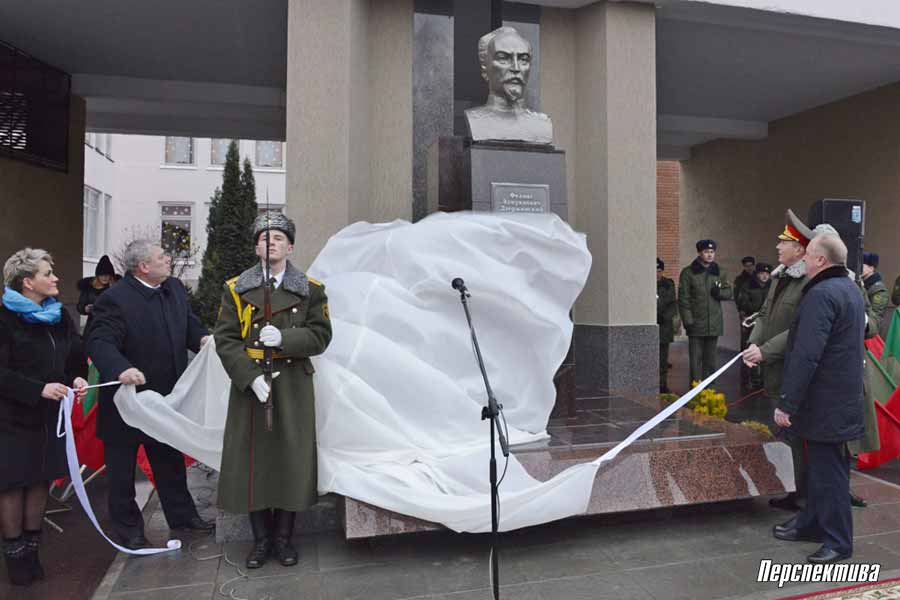 В гродненской гимназии №6 открыли обновленный бюст Феликсу Дзержинскому