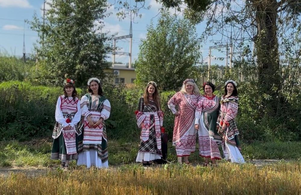 Фотофакт: скидельские артисты подняли настроение местным аграриям Фотофакт: скидельские артисты подняли настроение местным аграриям