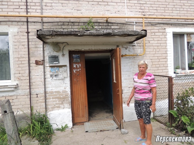 Жильцы двухэтажки в Скиделе волнуются: козырек подъезда упадет на голову, пока дождутся ремонта