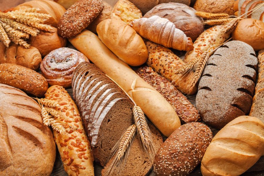 Теплый, ароматный, с хрустящей корочкой и пушистым мякишем. Запах свежего хлеба напоминает о детстве