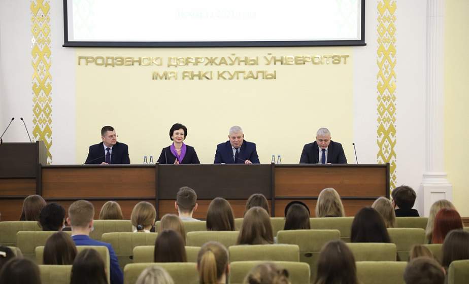 Крупные инвестпроекты, новое строительство и диалог выпускников с директорами предприятий. Председатель горисполкома Мечислав Гой встретился со студентами