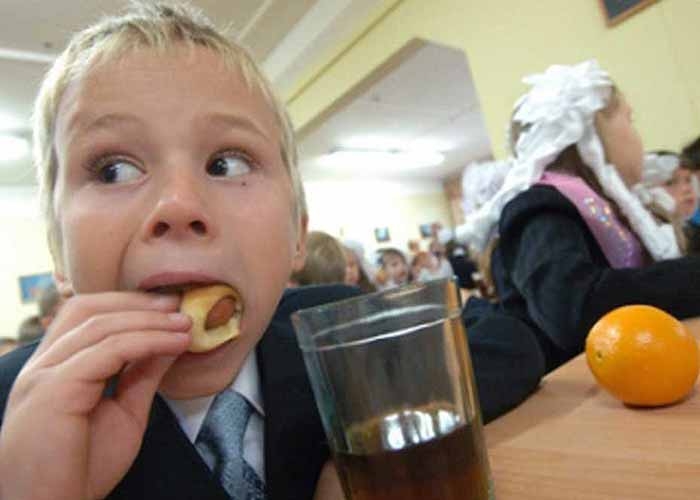 Из школьных столовых по-прежнему выносят продукты