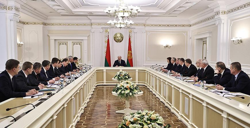 "Ответственность - ключевой аспект" - Лукашенко озвучил требования к перераспределению полномочий