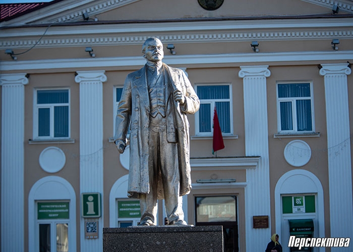 Первый закопали в лесу, второй потеряли, третий повредили. История памятника вождю в Сопоцкине