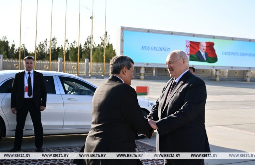 Лукашенко прибыл с рабочим визитом в Туркменистан на саммит СНГ