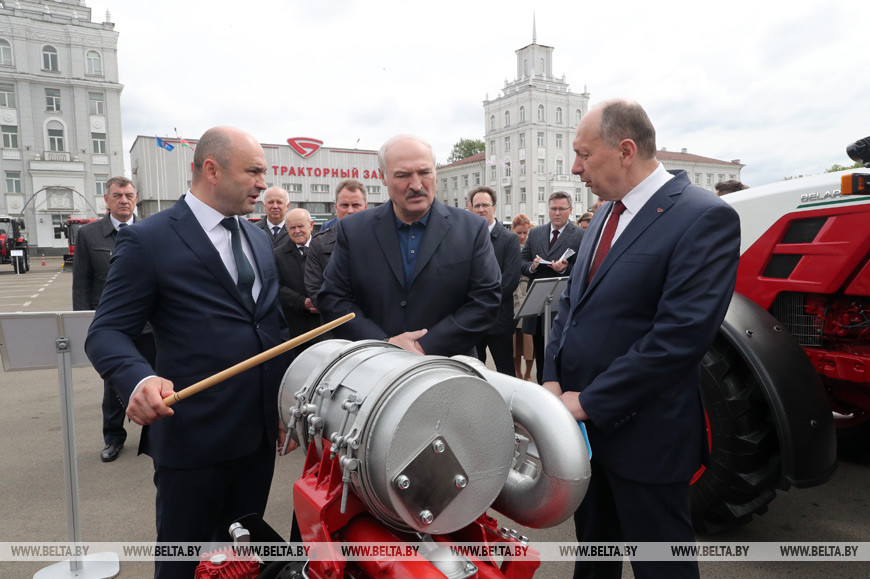 Лукашенко о работе предприятий: на богатом Западе уже дикая безработица, слава богу, что мы этого избежали