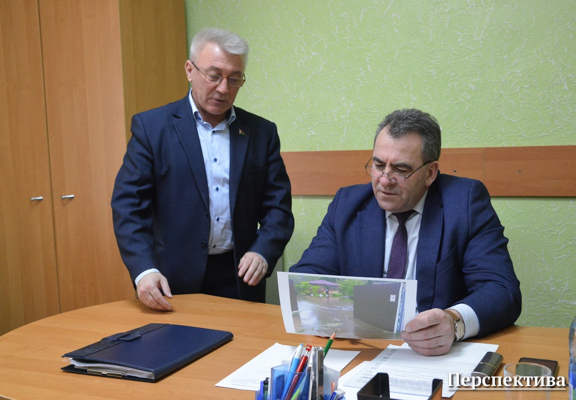 Подтопление дома, отсутствие фельдшера и другие проблемы: Валерий Хелский провел прием граждан в Одельске