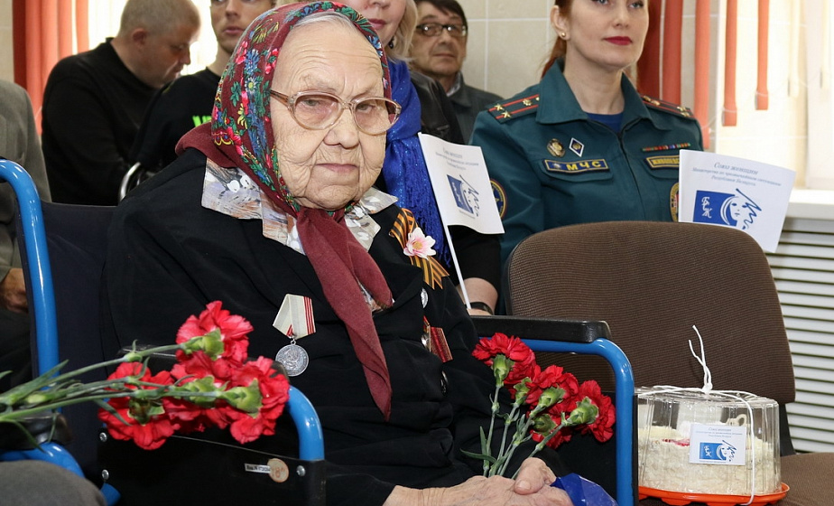 Мелодии Победы и подарки. Гродненские спасатели поздравили ветеранов с Днем Победы