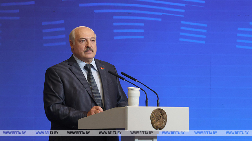 Лукашенко: вокруг все полыхает, а мы должны упереться и выстоять