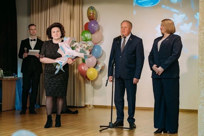 Член Совета Республики Виктор Лискович вручил приветственный адрес Председателя Совета Республики гендиректору ОАО «Молочный мир»