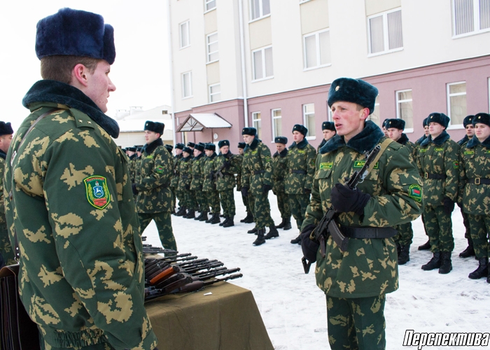 Более двумстам пограничникам-новобранцам вручили боевое оружие