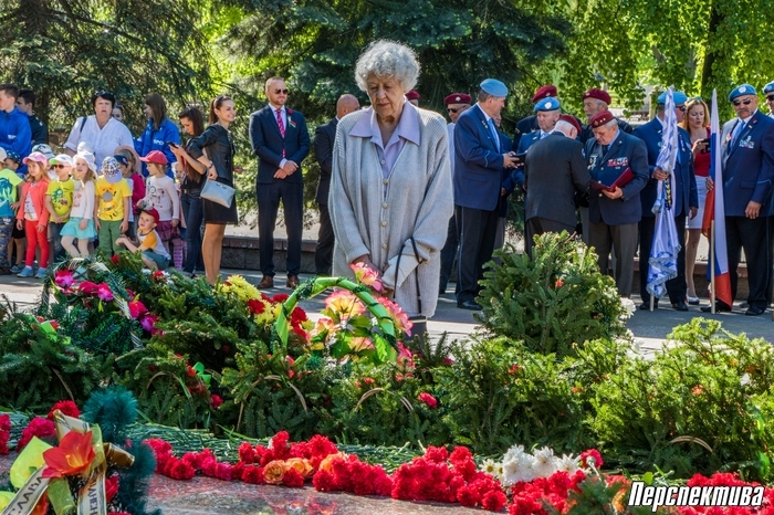 Венки возложили к Вечному огню в парке имени Жилибера