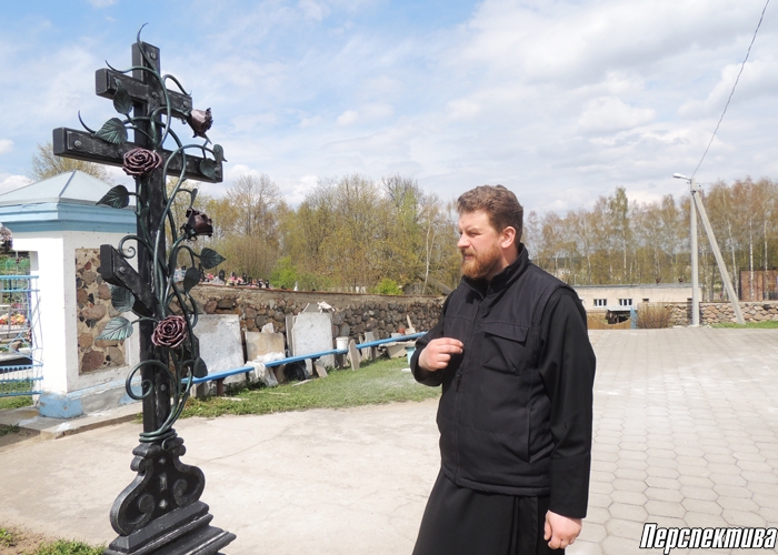В Коптевском храме накануне Радуницы восстановили крест, который сбили и унесли вандалы