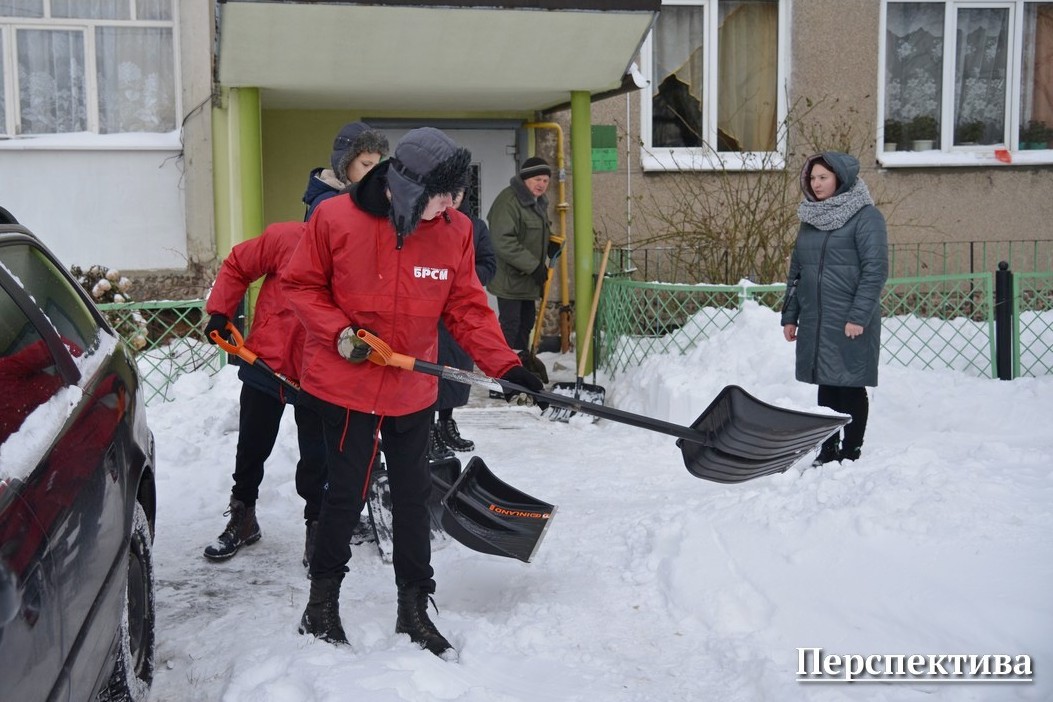 На уборку становись! Волонтеры Гродненского района активно подключились  к акции «Уберем снег вместе»
