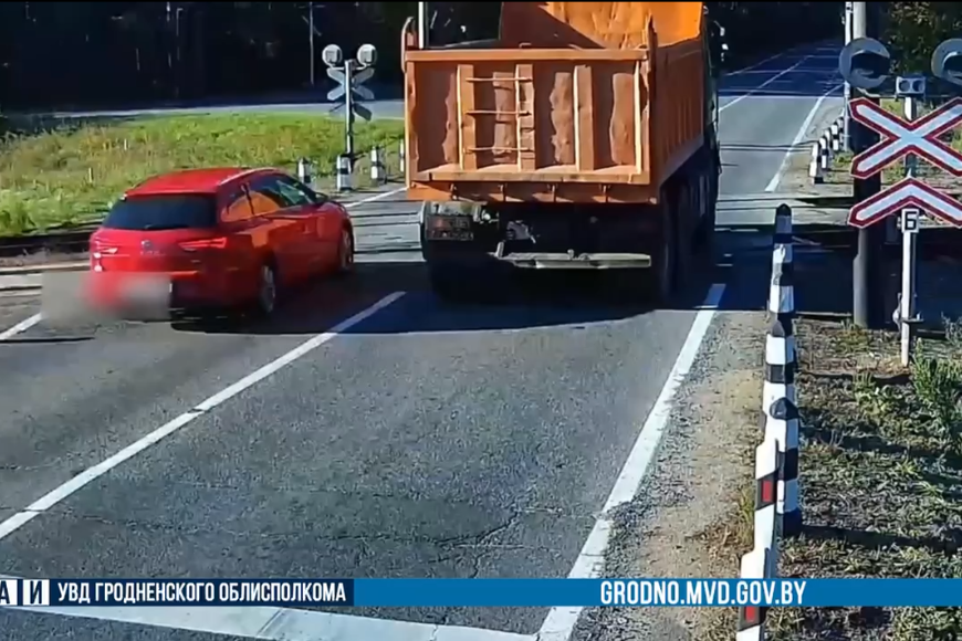В Гродненском районе водитель «Сеата» поплатился правами за обгон на железнодорожном переезде
