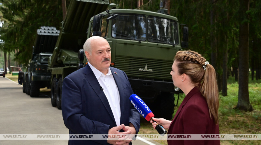 Лукашенко: когда-то мы спорили с Россией, а сейчас, стоя спина к спине, отстреливаемся от врага
