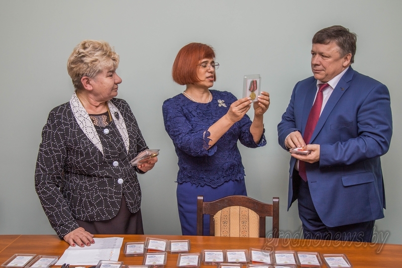 В знаковый день. Памятные медали к 100-летию КПБ вручили в Гродно