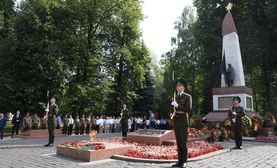 Торжественный митинг, посвященный Дню освобождения Гродно от немецко-фашистских захватчиков, состоялся у памятника погибшим воинам и партизанам