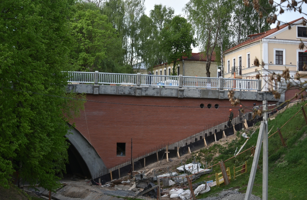 На завершающем этапе реконструкция моста через реку Юрисдика в Гродно