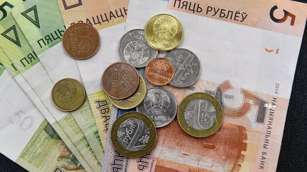 Средняя зарплата в Беларуси снова выросла