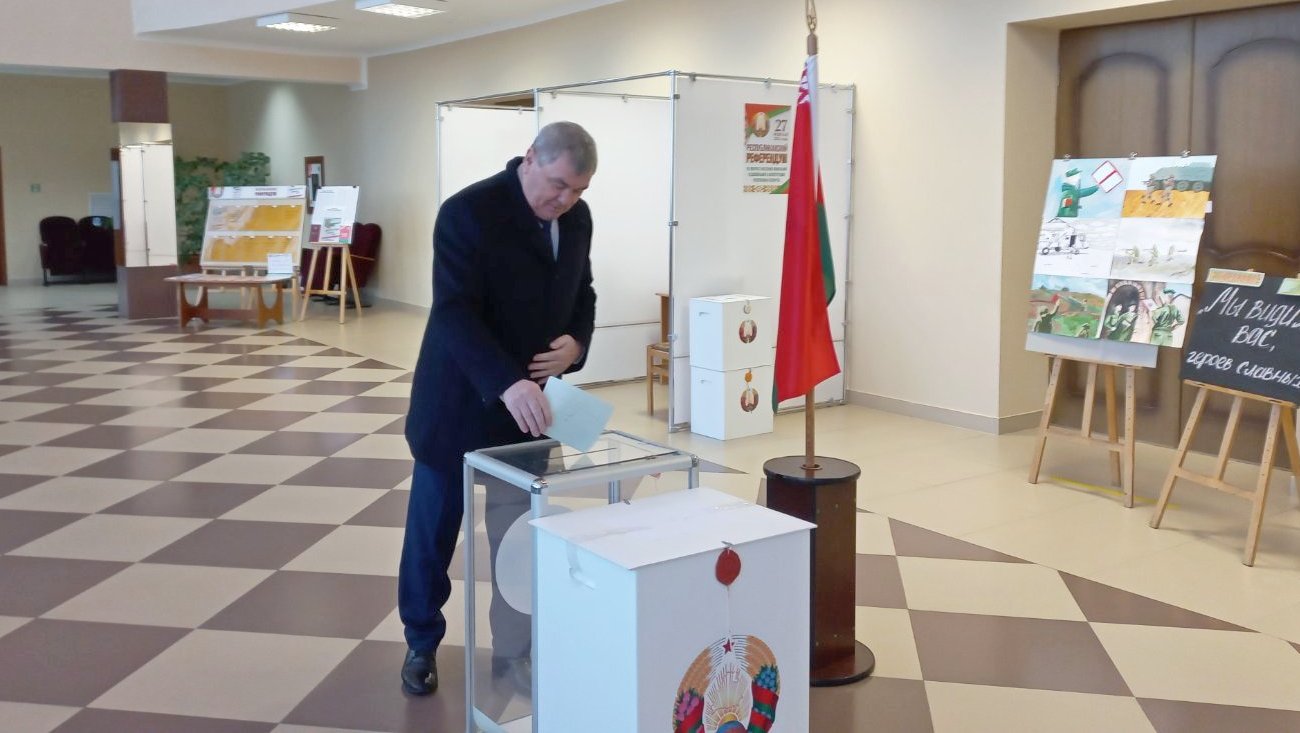 Председатель Гродненского райисполкома Ян Василевский проголосовал одним из первых