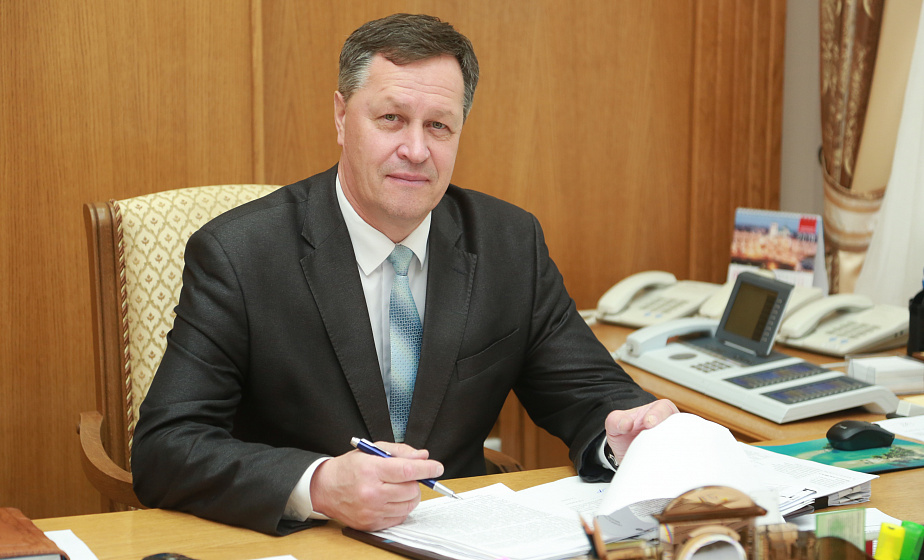 Прямую линию провел управляющий делами облисполкома Игорь Попов