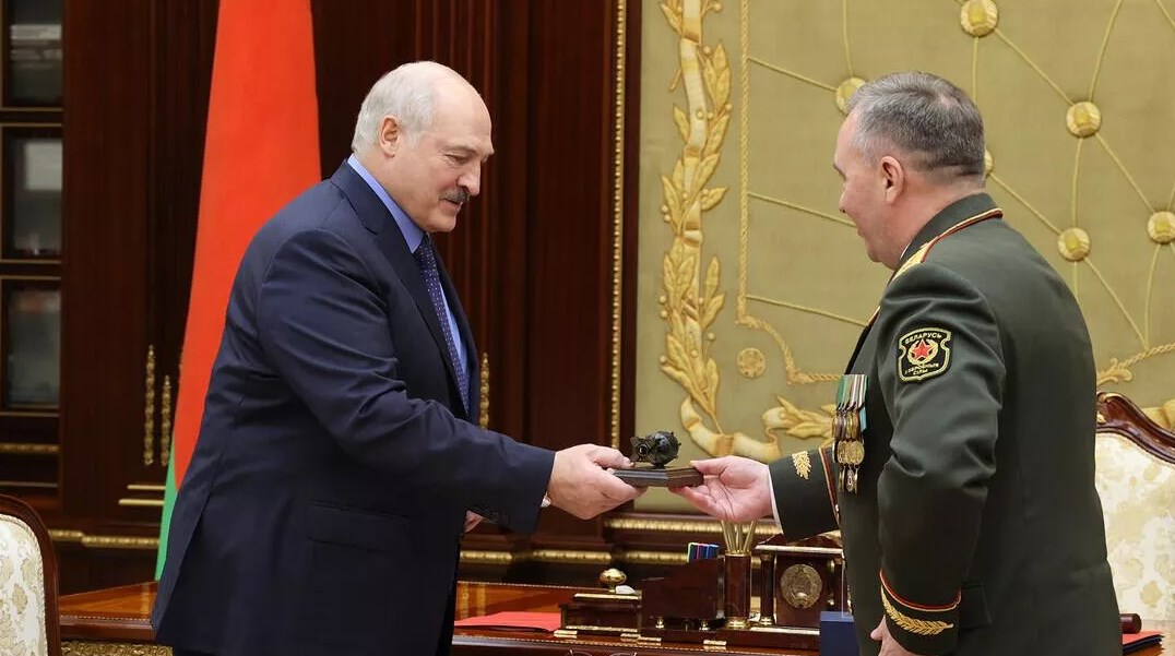 Министр обороны подарил Лукашенко ядерную бомбу