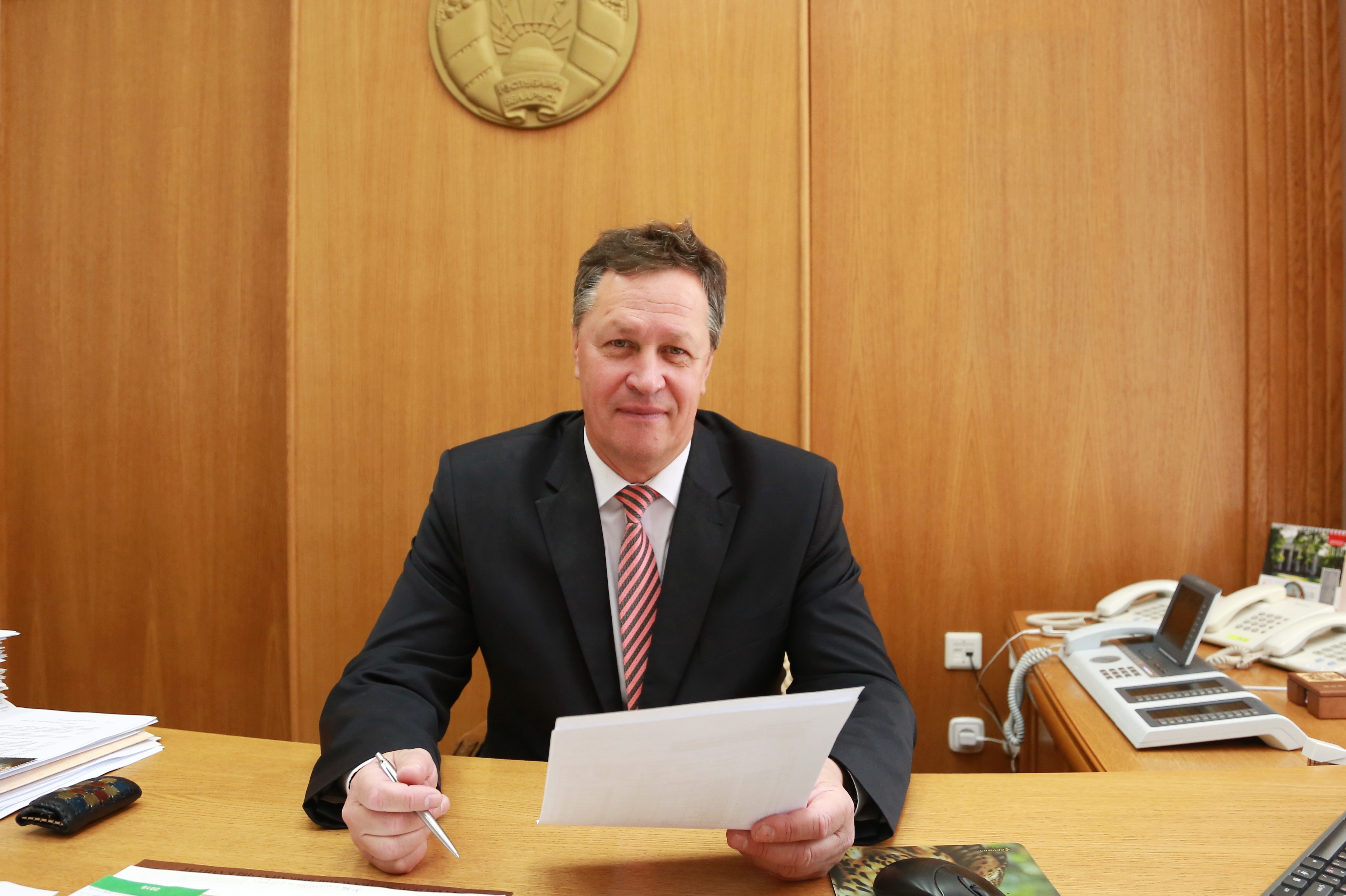 Субботнюю прямую линию с жителями Гродненщины провел управляющий делами облисполкома Игорь Попов